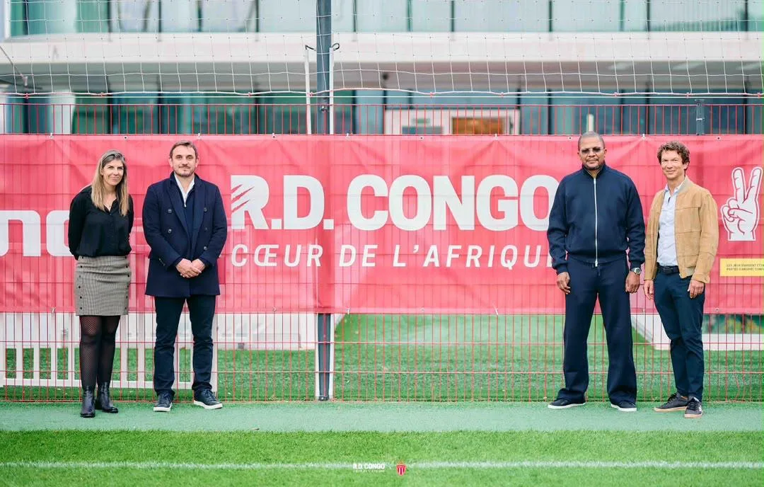 Le Ministre Didier Budimbu devant la bannière R.D. Congo — Cœur de l’Afrique au centre de performance de l’AS Monaco